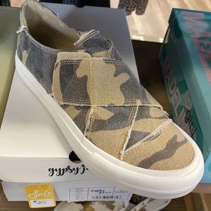 Camo sneaker